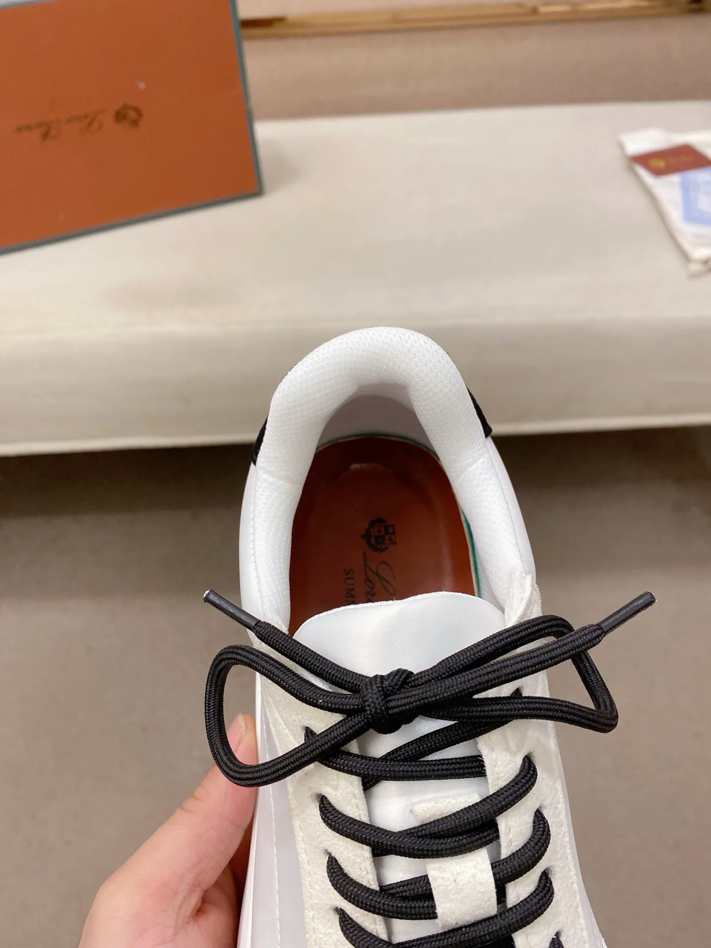 Men's shoes 💰: 462💰🔥𝐥𝐨𝐫𝐨 𝐏𝐢𝐚𝐧𝐚 lp classic loafers, an Italian treasure brand, the only brand that can match Hermès! Only after wearing it do we realize that we can’t live up to our feet. The upper is made of imported first-layer cowhide with breathable fabrics, water-dyed cowhide foot pads, and the official original glass rubber outsole and pendant. Exclusive original packaging (tag ➕ brand paper ➕ outer box ➕ hand bag) code number: 38-44. Can be customized 45-46
